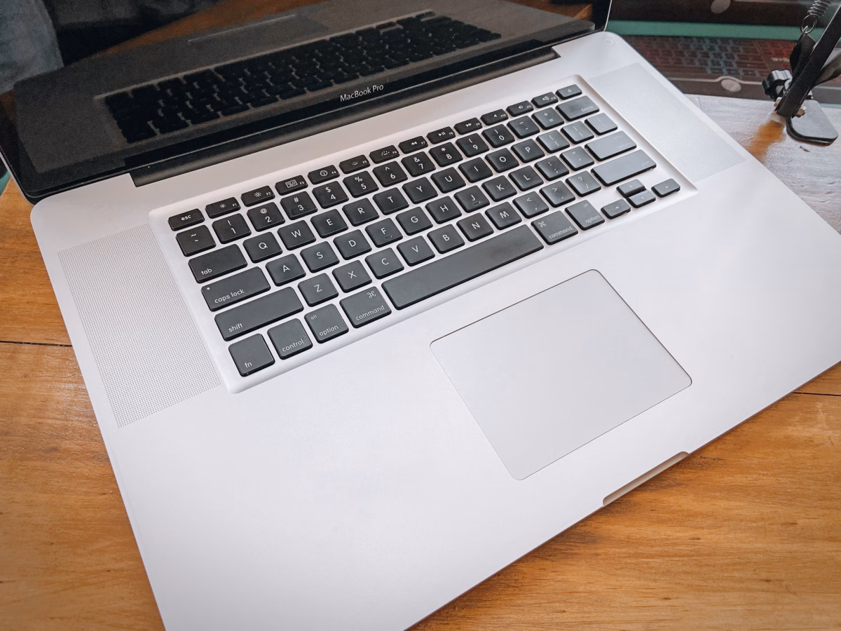 MACBOOK PRO 17" | EARLY 2009 | DISCO DURO 240GB | USADO - Imagen 3