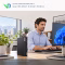 Escena ilustrativa de un hombre trabajando en empresa con Lenovo ThinkCentre M75q Gen 2; monitor y periféricos no incluidos.